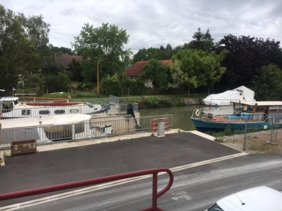 Le Depot Appartement Du Canal 80M2 A Champvert Kültér fotó